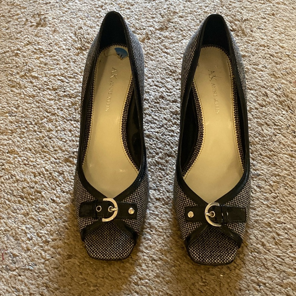 3” heel open toe pump shoe.AK Anne Klein. Fabric black & white, size 71/2 M.